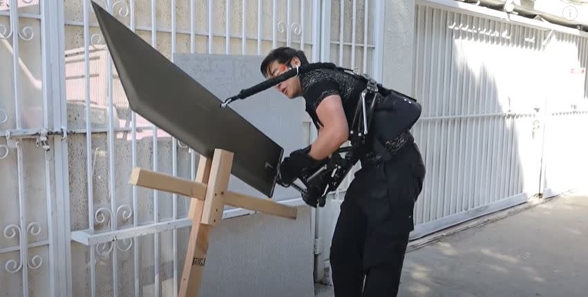 YouTuber Allen Pan builds an exoskeleton to wield a giant anime sword.