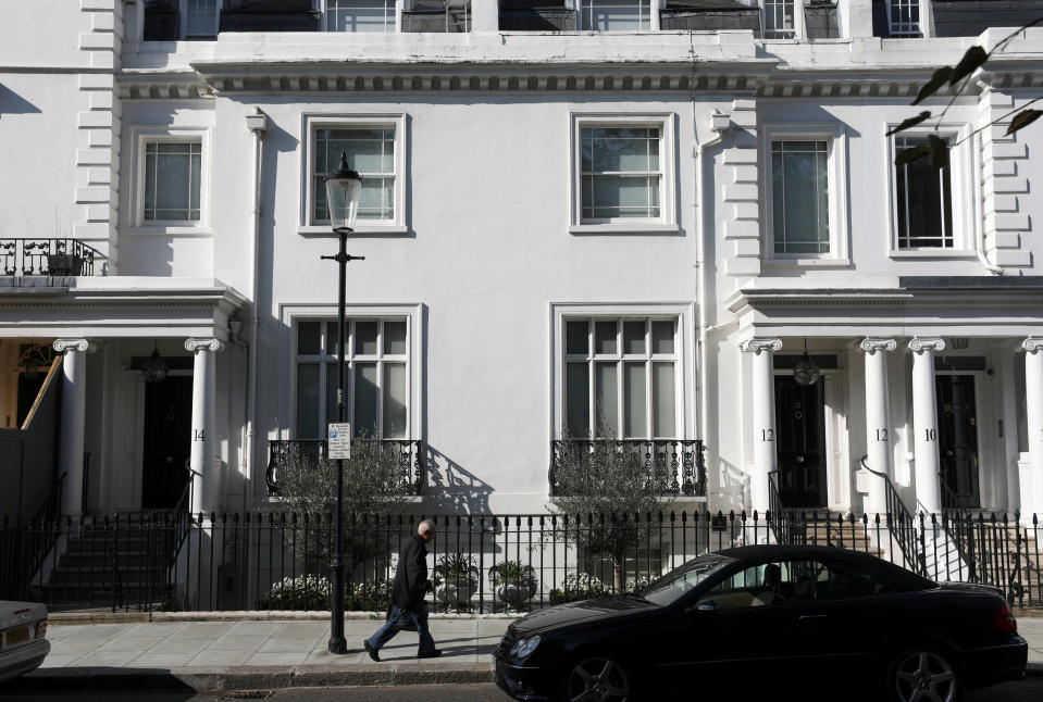 La imagen recoge la fachada de la vivienda que aparece registrada a nombre de Zamira Hajiyeva en Londres. REUTERS/Simon Dawson