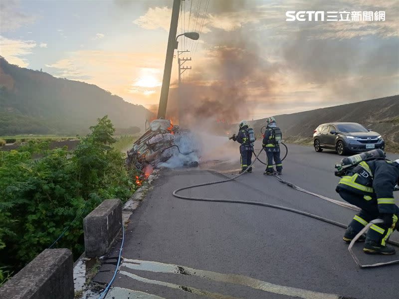 台中市外埔13號傍晚發生火燒車意外，19歲張姓男子與女友趁假日約會，前往大甲聚餐途中，疑似失控自撞電線桿引發火燒車。（圖／翻攝畫面）