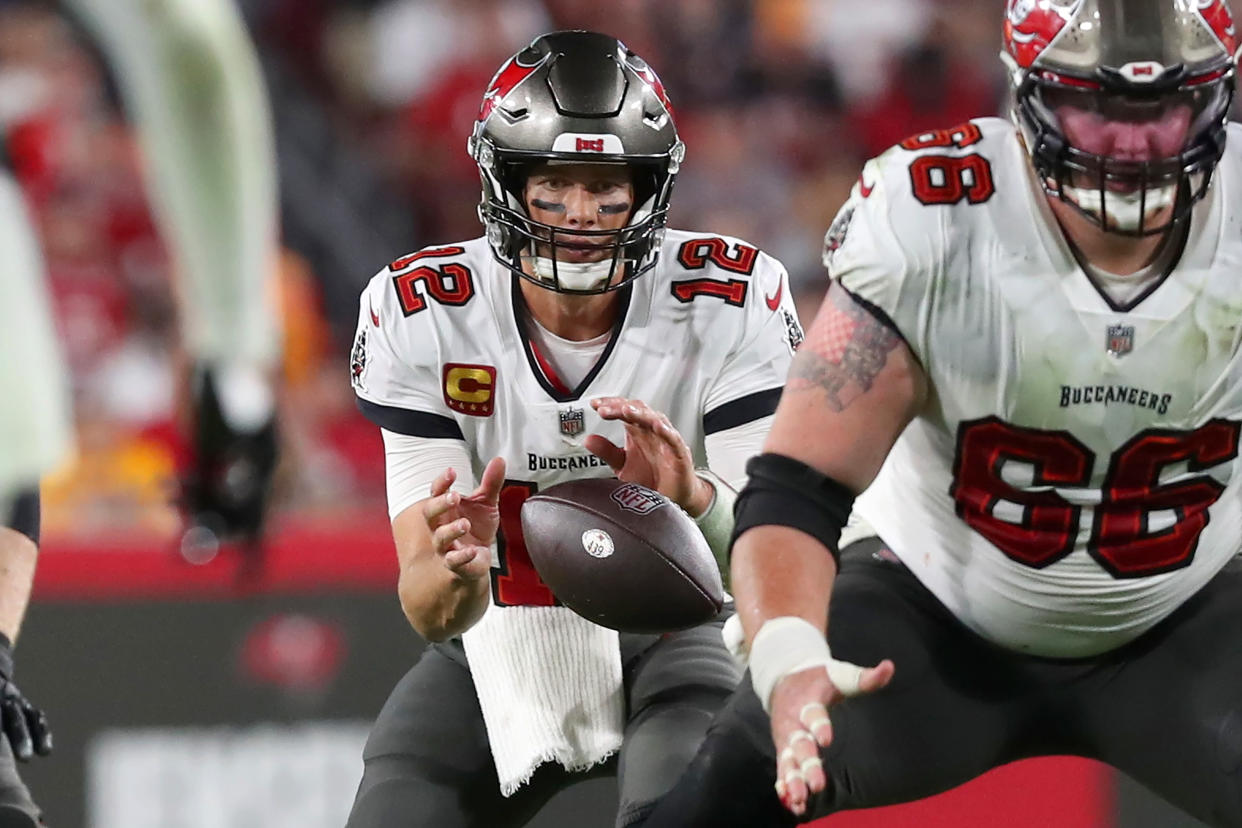 TAMPA, FLA - Tom Brady (12), Quarterback de los Tampa Bay Buccaneers, recibe el balón centrado durante un juego de temporada regular ante los Carolina Panthers el 9 de enero de 2022 en el Raymond James Stadium en Tampa, Florida. (Foto por Cliff Welch/Icon Sportswire via Getty Images)