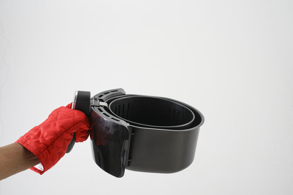 氣炸鍋使用後怎麼清潔？氣炸鍋清潔6步驟 了解氣炸鍋優缺點（圖／Getty Images）