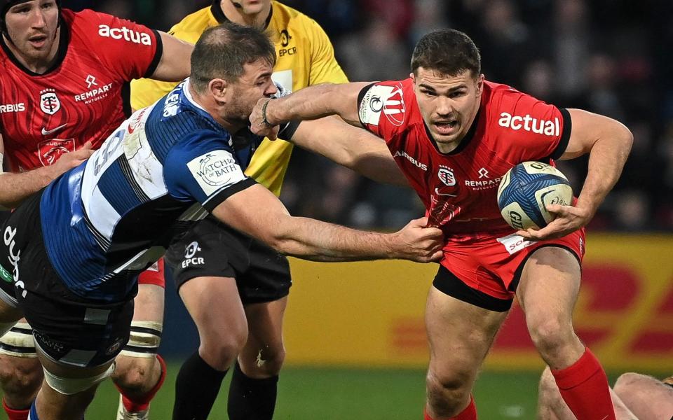 Toulouse's French scrum-half Antoine Dupont (R) runs with the ball during the European Rugby Champions Cup Pool 2 rugby union match between Stade Toulousain