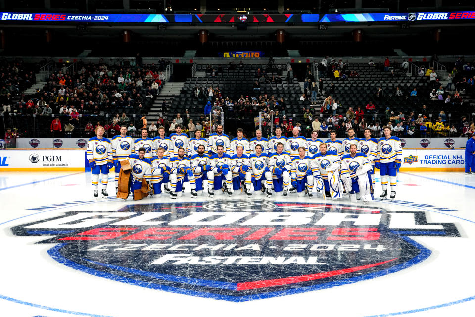 The Sabres poseren voor een teamfoto in Praag. (Ben Ludeman/NHLI via Getty Images)