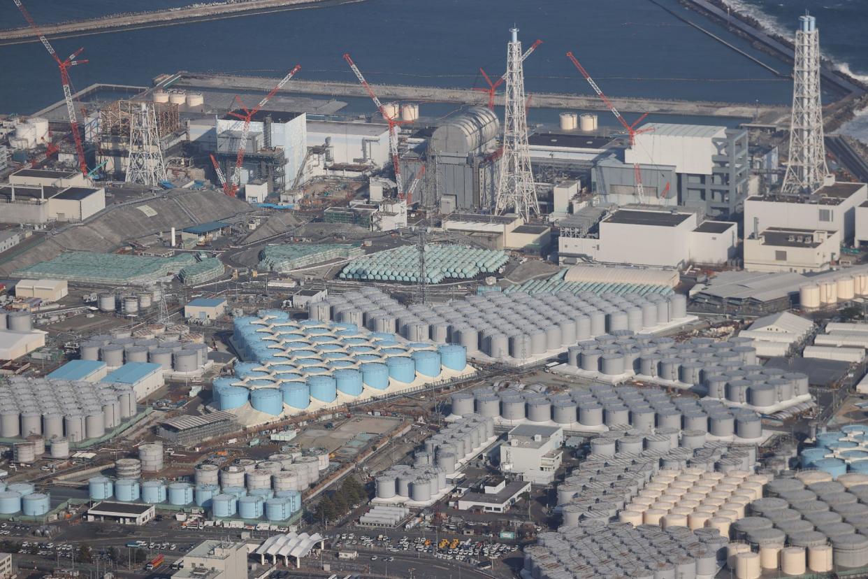 Esta foto de archivo del 14 de febrero de 2021 muestra una vista aérea de la planta de energía nuclear de Fukushima Daiichi de TEPCO en proceso de desmantelamiento. (JIJI PRESS/AFP via Getty Images)