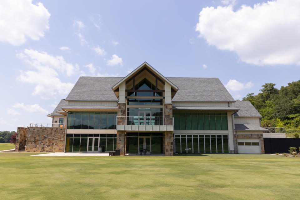 The Blackburn-Furrow Golf Clubhouse at the The Mack and Jonnie Day Golf Practice Facility in Knoxville, Tennessee. (Photo: Andrew Ferguson/Tennessee Athletics)