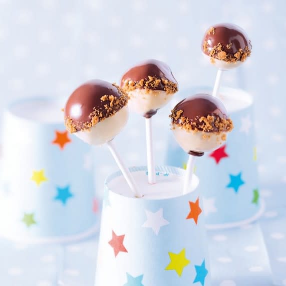 Les cake pops sont du plus bel effet sur un buffet. ©Editions Solar