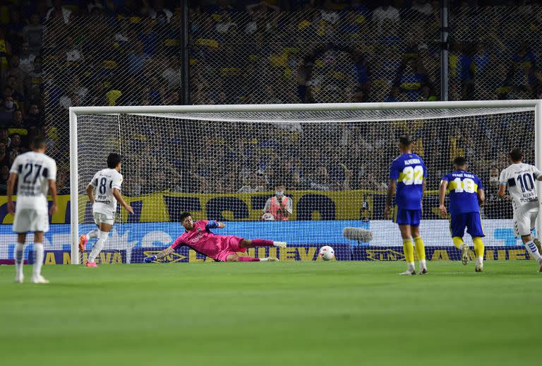 El penal que anota el Pulga Rodríguez para Gimnasia luego del error del arquero Rossi, que salió lejos a cometerle infracción a Carbonero