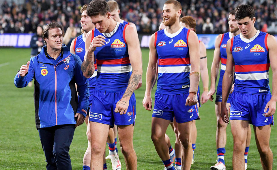 Luke Beveridge, pictured here speaking to Western Bulldogs players during a game in 2023. 