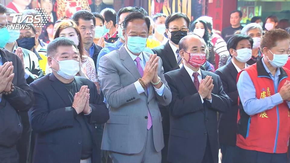 鴻海集團創辦人郭台銘、立法院前院長王金平相約土城順聖宮參拜，為參選2024增添想像。（圖／TVBS資料畫面）