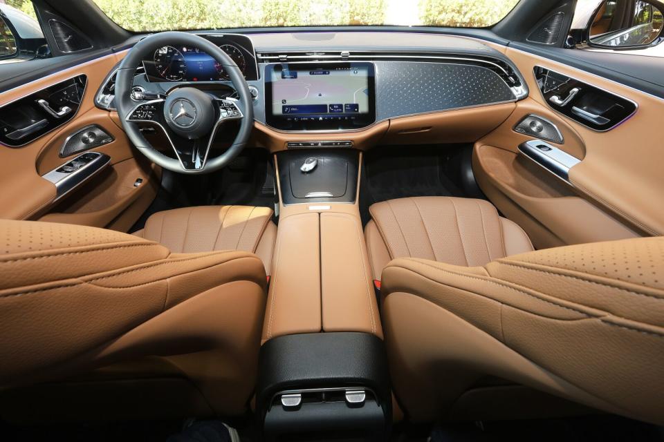 內裝鋪陳結合新一代S-Class與EQS/EQE電動車兩種風格，另外也提供Superscreen寬幅螢幕選配。