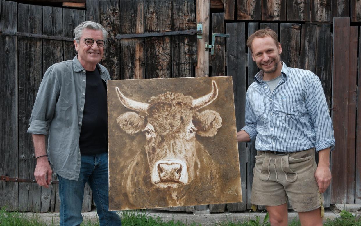 In Reichersbeuren trifft Franz Gernstl (links) den Kuhmist-Maler Werner Härtl. (Bild: BR/megaherz gmbh/HP Fischer)