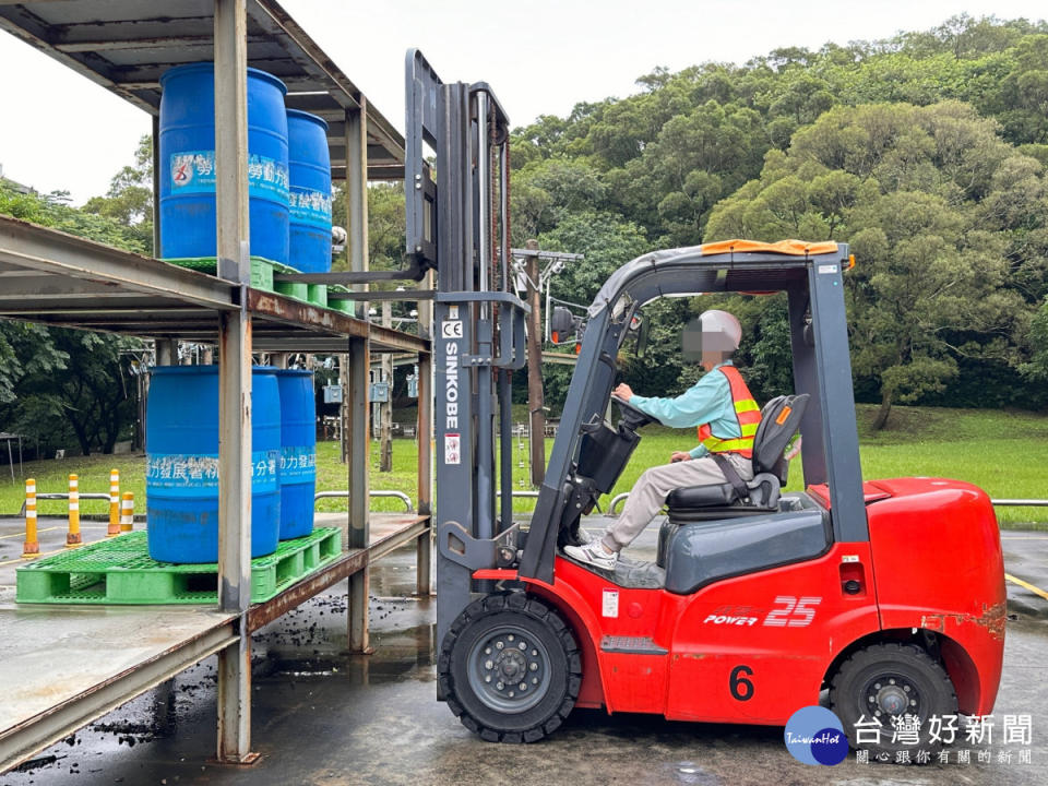 桃園女子監獄受刑人於桃竹苗分署接受堆高機職業訓練。