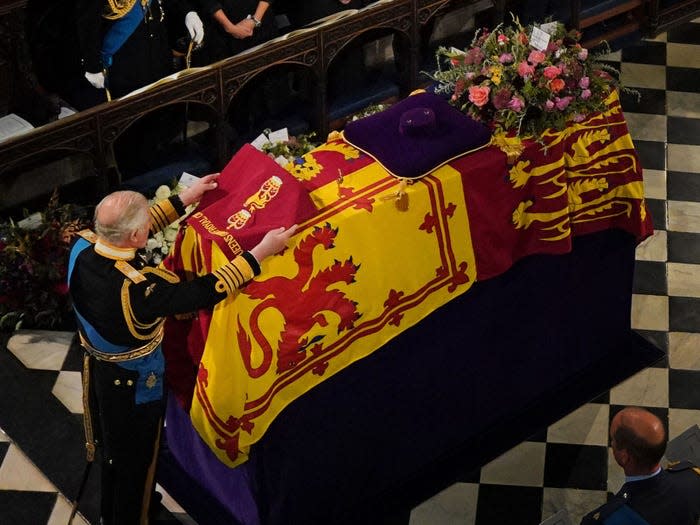 Charles bei der Beerdigung der Königin am 19. September in der St. George's Chapel. - Copyright: Victoria Jones - WPA Pool/Getty Images