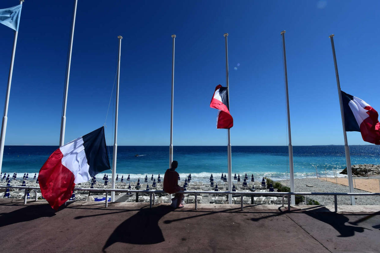 Ce lundi 5 septembre débute le procès de l’attentat du 14-Juillet à Nice. Un moment dur et émouvant, mais dont de nombreuses issues positives peut surgir (photo d’archive prise le 15 juillet 2016, au lendemain de l’attentat, sur la Promenade des Anglais).