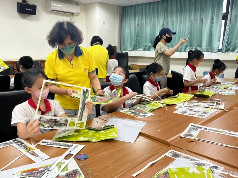 園邸志工協助古蹟維護不遺餘力，組成說故事團前進校園，帶領學童認識林本源園邸。（圖／新北市府提供）