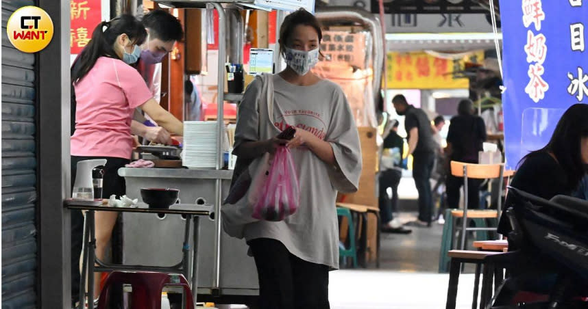 本月15日王淨獨自出門覓食，身旁不見宋柏緯身影。（圖／本刊攝影組）