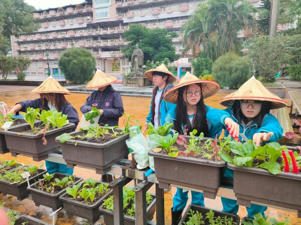 在視力保健上，學生落實於戶外課程活動戴帽護眼(資料照)