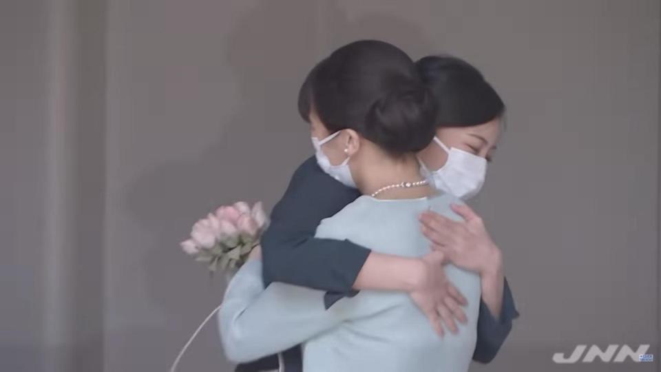 姊妹倆離別前互相擁抱。（翻攝自TBS NEWS YouTube）