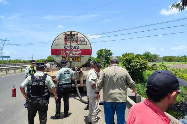 autoridades atienden fuga de hidrocarburo de ducto de pemex en altamira, tamaulipas