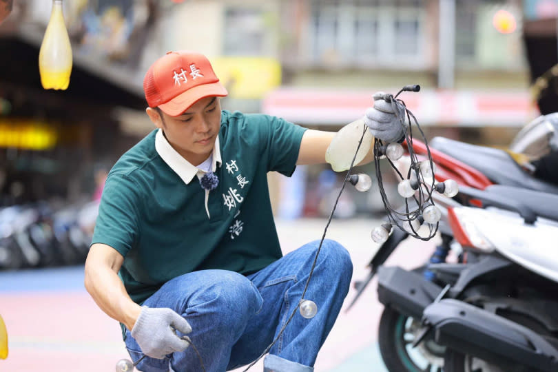 姚元浩見圓鋸機噴飛出去，馬上搶過來關掉開關，結束電鋸危機。（圖／好看娛樂）