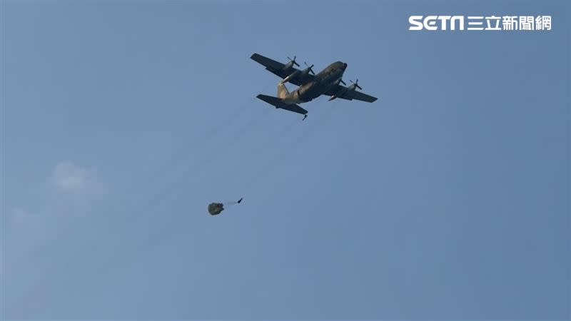傘兵學員從機上跳下。（圖／翻攝畫面）