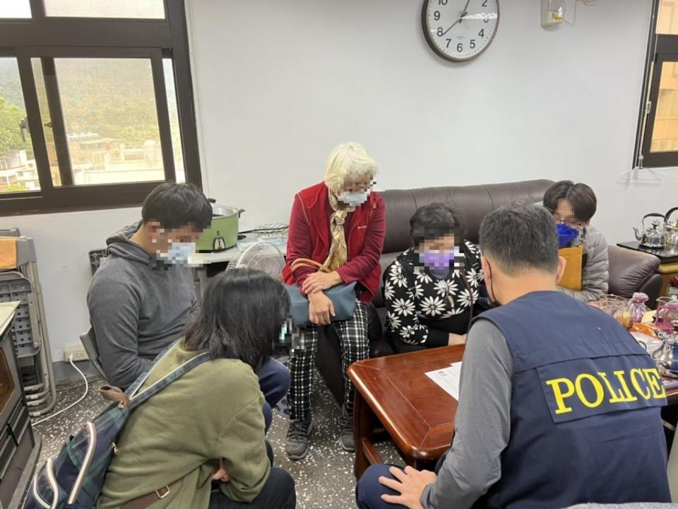 土城警分局發現新莊區堤外便道的無名男屍特徵與嚴男相符，聯絡嚴男的大姊前來採集口腔DNA，隨後將檢體送法醫研究所比對無名屍體資料庫，確認該具無名屍就是嚴男，嚴男姊姊在辦理相關撤尋手續時，非常感謝警方協助陰陽相隔的弟弟回家團圓。（<a class="link " href="https://tw.news.yahoo.com/tag/土城警分局" data-i13n="sec:content-canvas;subsec:anchor_text;elm:context_link" data-ylk="slk:土城警分局;sec:content-canvas;subsec:anchor_text;elm:context_link;itc:0">土城警分局</a>提供）