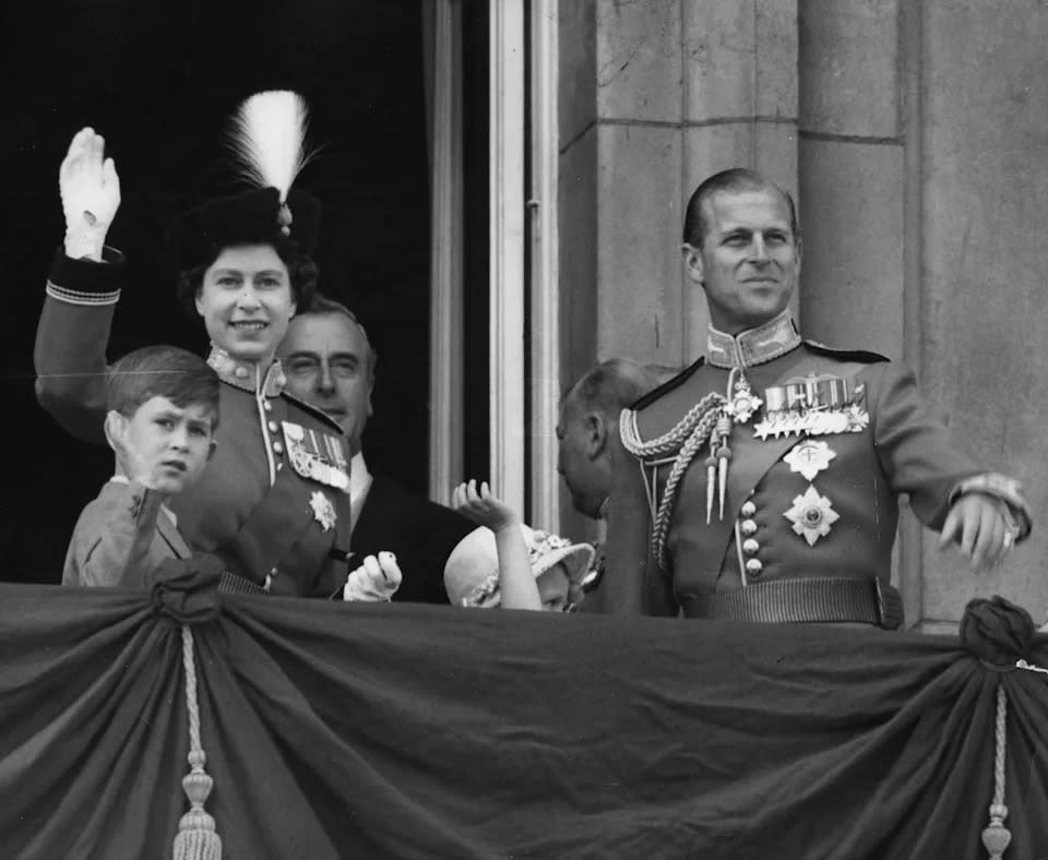 <p>Die Königsfamilie auf dem Balkon des Buckingham-Palasts im Jahr 1956. Am bekanntesten ist der Balkon für die Trooping the Colour-Parade, bei der die Menschenmenge darauf wartet, die Royals zu begrüßen, wenn diese sich auf dem Balkon versammeln.</p> 