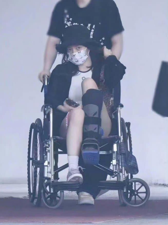 程瀟日前在節目上不慎弄傷腿，被拍到打著石膏坐輪椅去看BLACKPINK演唱會。（翻攝微博）