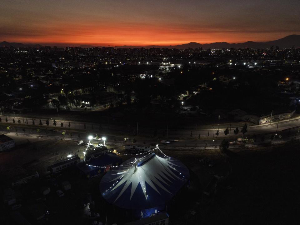 Las luces ilumina la carpa del Circo Timoteo, a las afueras de Santiago, Chile, el 16 de diciembre de 2022. El Circo Timoteo es un espectáculo que, durante más de medio siglo, ha combatidos los prejuicios y la discriminación contra comunidad LGBTQ de Chile. (AP Foto/Esteban Félix)