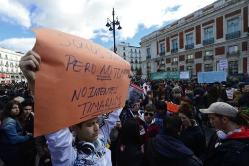 El miércoles, en una animada protesta por el centro de Madrid, varios miles de estudiantes clamaron contra la política de austeridad del Gobierno conservador que afecta a la educación y recordaron los casos de corrupción de los últimos días con cánticos como "Vuestros sobres, nuestros recortes". (AFP | Javier Soriano)