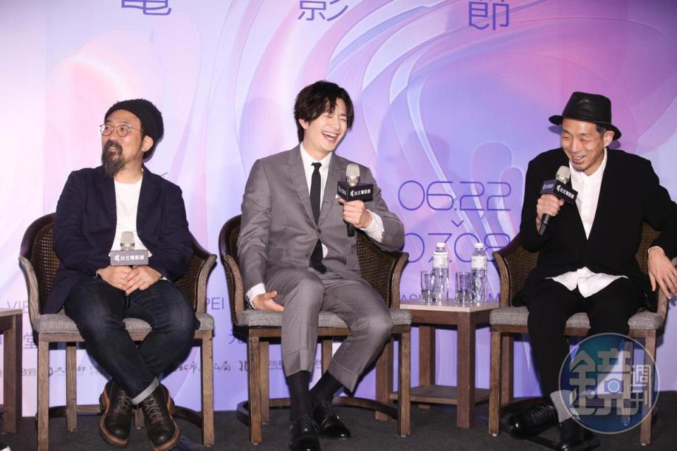 《快一秒的他》導演山田敦弘（左起）、男主角岡田將生、編劇宮藤官九郎十分享受台灣行，在記者會上也多次被逗笑。