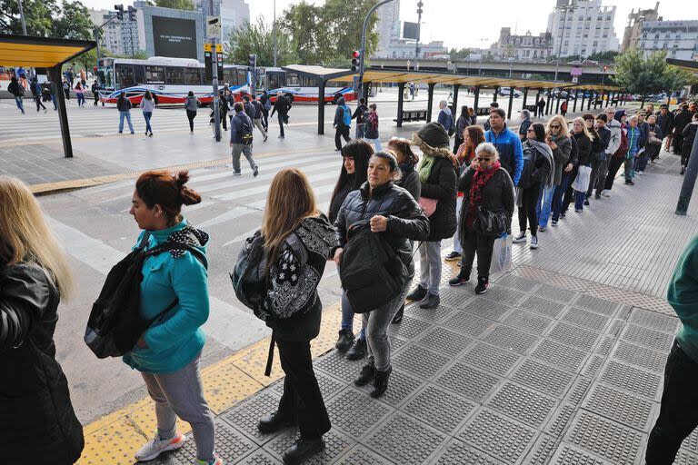 Paro de colectivos en el AMBA, sólo algunas líneas funcionan