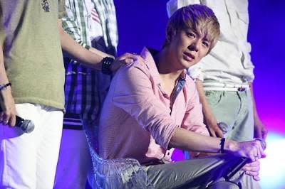 Injured ZE:A’s Jun Young Sheds Tears at ZE:A Showcase