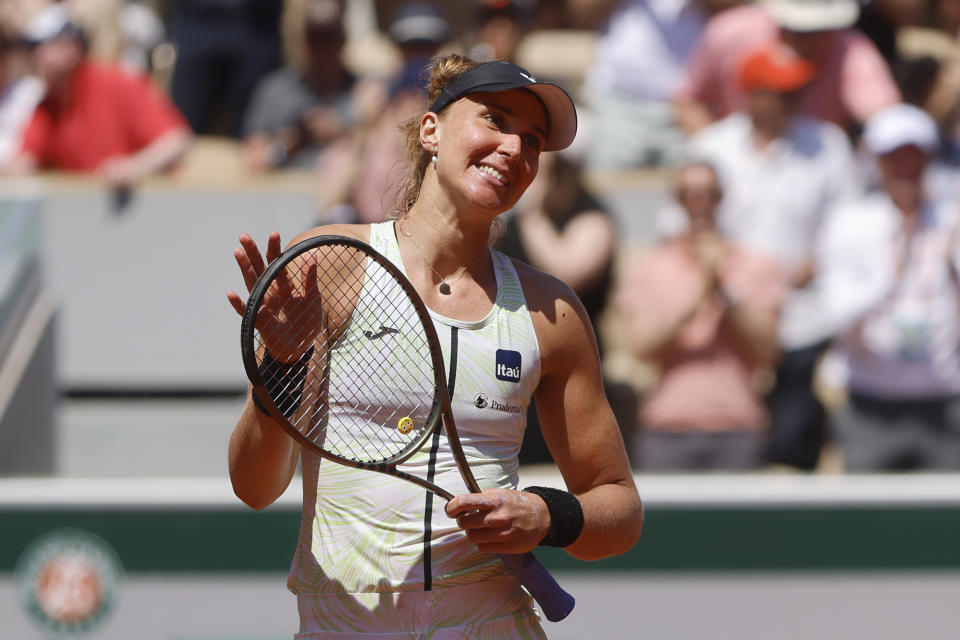 Beatriz Haddad Maia celebra tras derrotar a Sara Sorribes Tormo en los octavos de final del Abierto de Francia, el lunes 5 de junio de 2023. (AP Foto/Jean-Francois Badias)