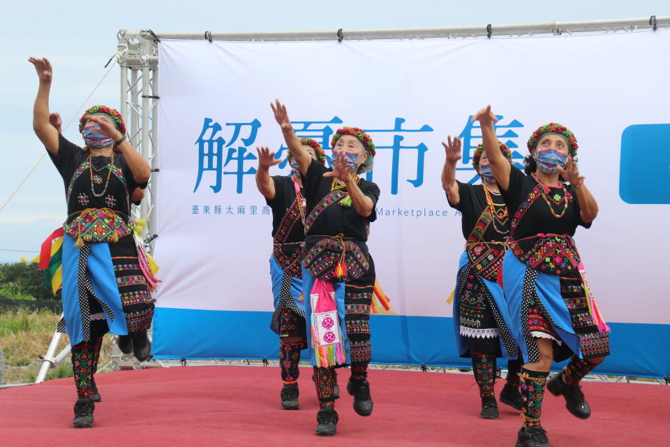 民眾載歌載舞歡迎搭乘「藍皮解憂號」觀光列車的旅客