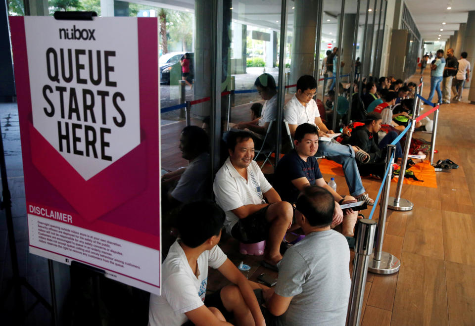 People queue overnight for the new iPhone 7 at an Apple reseller shop in Singapore September 16, 2016. REUTERS/Edgar Su