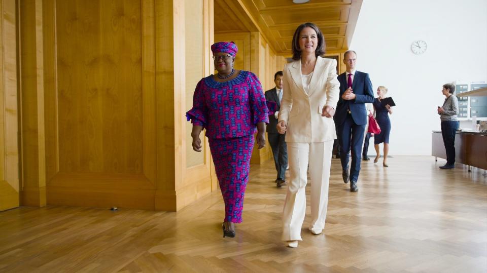 Ngozi Okonjo-Iweala (links), die Generaldirektorin der World Trade Organisation, war beim Botschaftertreffen mit Annalena Baerbock (rechts) im September 2023 zu Gast. (Bild: ZDF/Falko Korth, KR.FILM)