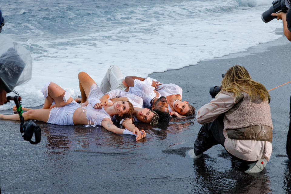 Vanessa, Luka, Livingsten und Nuri werden von Heidi Klum im Wasser fotografiert (Bild: ProSieben/Richard Hübner)