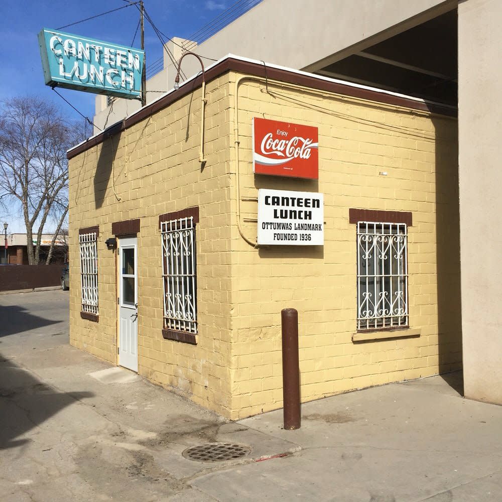 Canteen Lunch in the Alley in Ottumwa, Iowa