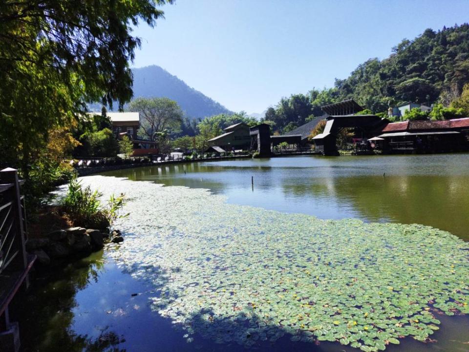 車埕車站腹地不小，有山色水景和環湖步道可走，是一個美麗的地方。