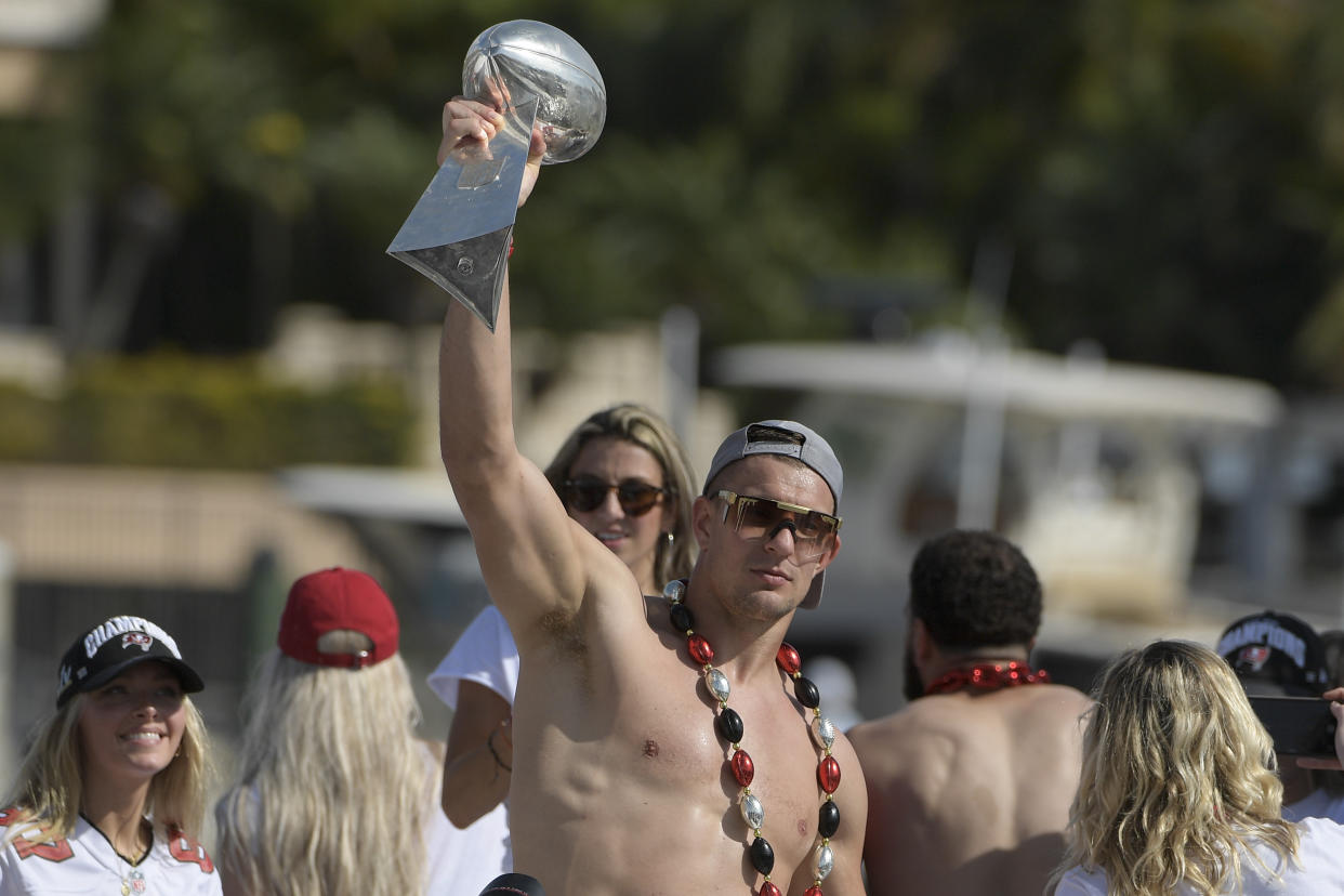 El tight end de los Buccaneers de Tampa Bay Rob Gronkowski levanta el trofeo Vince Lombardi durante la celebración en bote tras ganar el Super Bowl 55 el miércoles 10 de febrero del 2021. (AP Photo/Phelan Ebenhack)