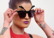 Unas gafas felinas son un must para una chica fashionista. Puede que ya tenga algunas, ¿pero tiene un diseño tan original como el de <b>Kelly Osbourne</b>?