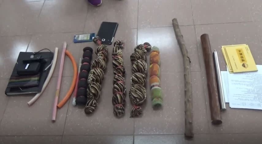 檢警搜出一大堆棍棒，這些都是林姓女主嫌用來暴打凌虐信徒的工具。（圖／東森新聞）