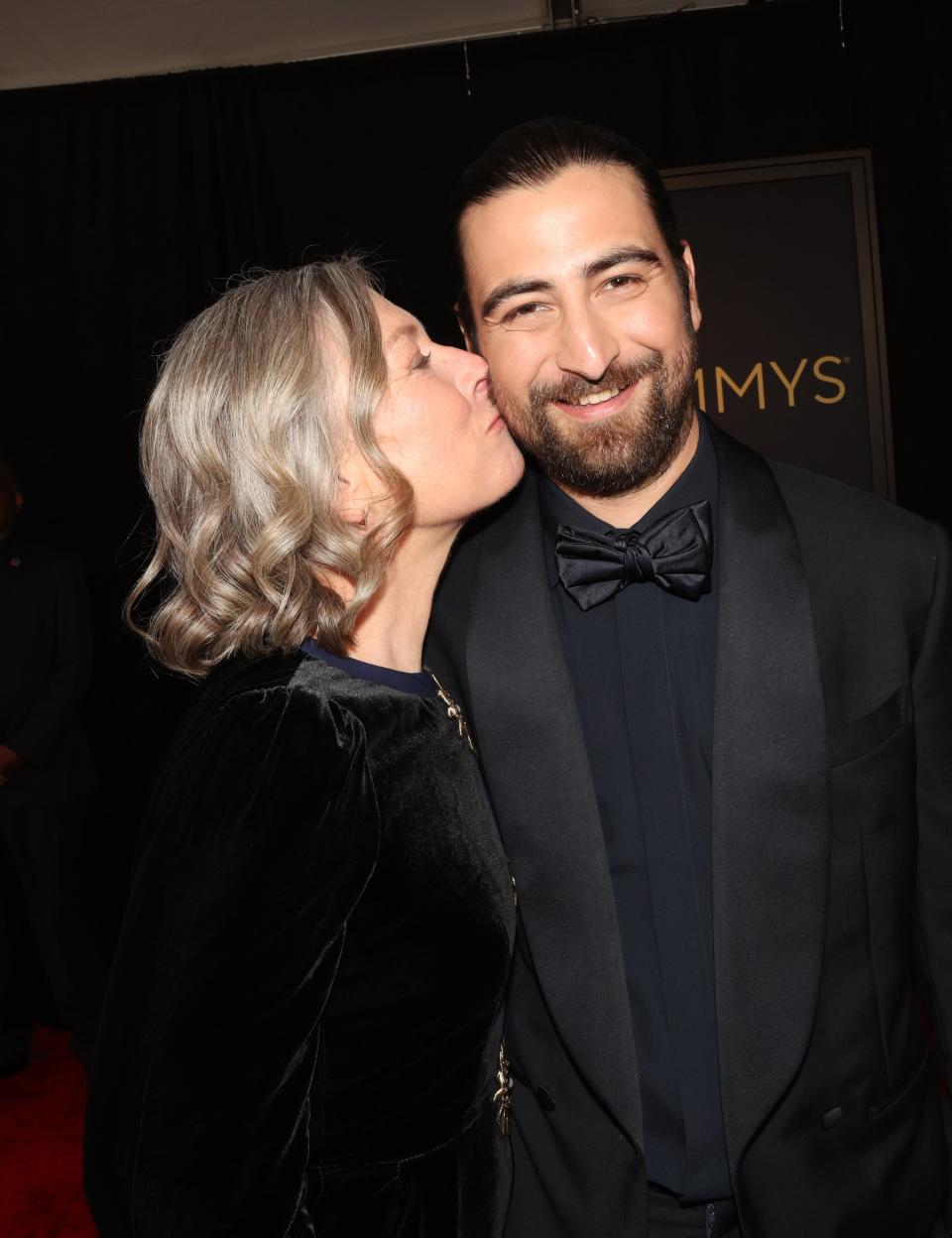 Noah Kahan's mother kissing him on the cheek