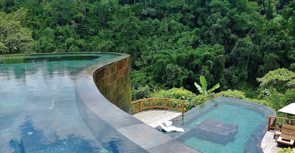 El Hotel Hanging Gardens of Bali, en Indonesia, tiene una de las piscinas más impresionantes del mundo. Principalmente llama la atención semejante piscina en un lugar tan selvático como este.