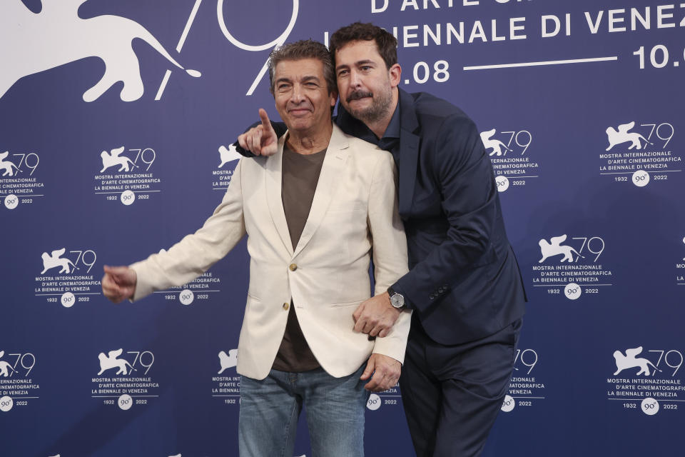 El actor Ricardo Darín, izquierda, y el director Santiago Mitre posan en la sesión de “Argentina, 1985” en la 79ª edición del Festival de Cine de Venecia en Venecia, Italia, el sábado 3 de septiembre de 2022. La película fue elegida como la candidata de Argentina en busca de una nominación al Oscar a mejor película internacional. (Foto Joel C Ryan/Invision/AP)