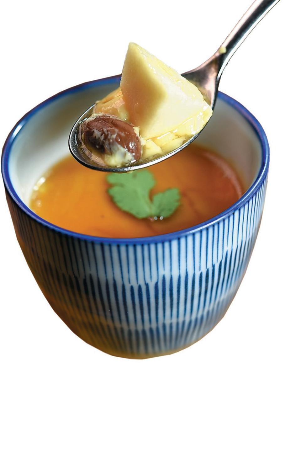 〈茶碗蒸〉蒸蛋內有綠竹筍、花生與毛豆，並以蔬食高湯和醬油提味。圖／姚舜