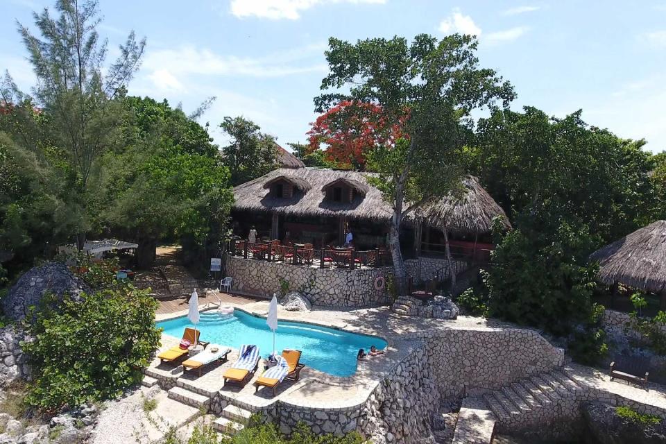 Overview of the pool at the Tensing Pen resort in Jamaica