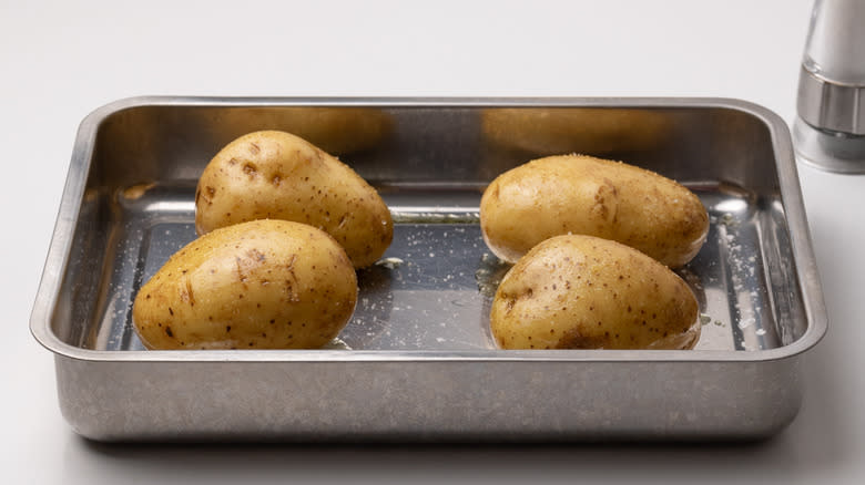 baking potatoes in baking tray