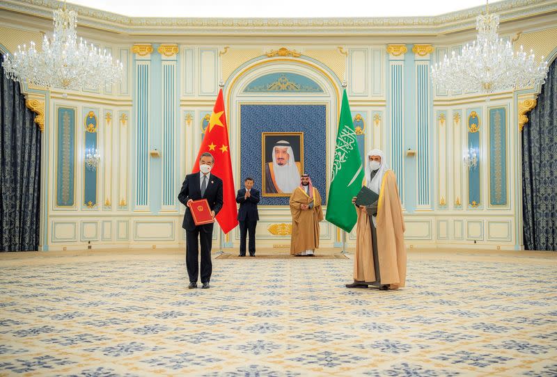 Saudi Crown Prince Mohammed Bin Salman stands with Chinese President Xi Jinping in Riyadh